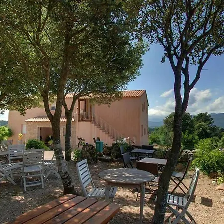 Les Hauts De Cavanello Bed & Breakfast 3*