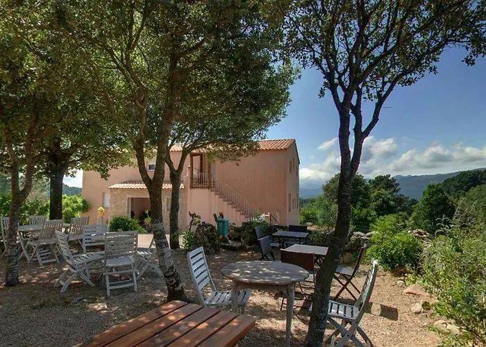 Les Hauts De Cavanello Bed & Breakfast 3*